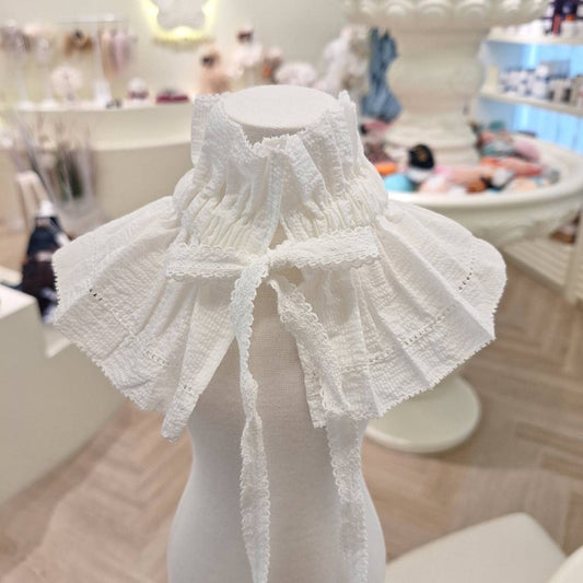 White arte collar